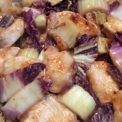 紫白菜も一緒に(*´ω`*)鶏肉で味噌の照り焼きは初めて作りましたが、タレが絡んでとっても美味しく家族にも好評でした♡
